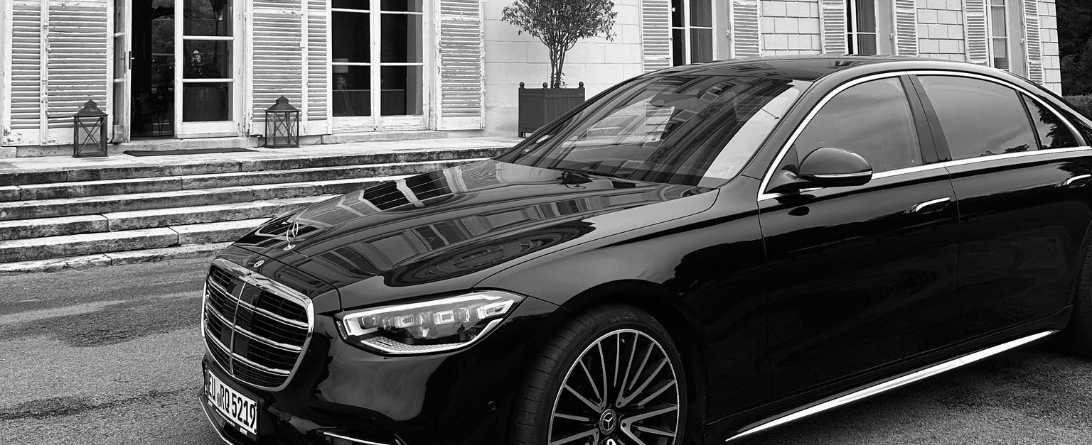 Chauffeur privé à Paris avec une voiture luxueuse devant la Tour Eiffel
